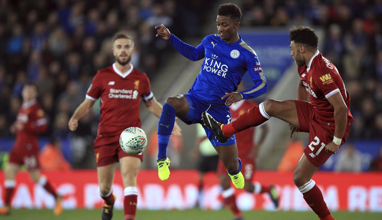 Gelandang Leicester, Demarai Gray, berusaha melewati gelandang Liverpool, Alex Oxlade-Chamberlain, pada laga Premier League di Stadion King Power, Leicester, Sabtu (23/9/2017). Leicester kalah 2-3 dari Liverpool. (AP/Mike Egerton)