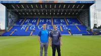 Perwakilan Santini Group, Lukito Wanandi (kiri) dan Wandi Wanandi (kanan), yang merupakan merupakan perusahaan Indonesia yang menjadi investor Tranmere Rovers sejak September 2019. (Istimewa)