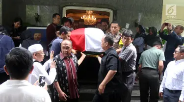 Keluarga dan kerabat membawa jenazah Probosutedjo di rumah duka di Jalan Diponegoro, Jakarta, Senin (26/3). Jenazah adik Presiden RI ke-2 Soeharto tersebut dibawa ke Bandara Halim Perdanakusuma untuk diterbangkan ke Yogyakarta.(Liputan6.com/Arya Manggala)