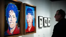 Pengunjung melihat lukisan karya Andy Warhol dalam pameran Michael Jackson: On The Wall di museum Grand Palais, Paris, Rabu (21/11). Pameran ini menampilkan karya seni yang terinspirasi lagu, koreografi dan video klip Michael Jackson. (Philippe LOPEZ/AFP)