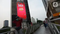 Warga melakukan aktivitas di kawasan jalan Jenderal Sudirman, Jakarta,Sabtu (18/7/2020). Pemerintah Provinsi DKI Jakarta memperpanjang PSBB fase transisi selama 14 hari hingga 30 Juli, seiring kasus baru COVID-19 masih tinggi di ibu kota. (merdeka.com/Imam Buhori)