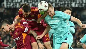 Laga yang digelar di Stadion Olimpico, Kamis (19/3/2026) waktu setempat atau Jumat 20 Maret 2026 dini hari WIB, berlangsung sengit. Tampak dalam foto, gelandang Bologna asal Italia, Tommaso Pobega (kanan) berebut bola atas dengan gelandang AS Roma asal Italia, Bryan Cristante, dan Gianluca Mancini pada pertandingan leg kedua 16 besar Liga Europa 2025/2026 di Stadion Olimpico, Kamis (19/3/2026) waktu setempat atau Jumat 20 Maret 2026 dini hari WIB. (Alberto PIZZOLI/AFP)