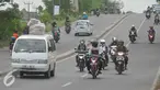 Sejumlah pemudik mengendarai kendaraannya di jalur Cikampek, Jawa Barat, Minggu (3/7). H-3 jelang Lebaran jalur Cikampek menuju Cirebon terlihat sepi. (Liputan6.com/Gempur M Surya)