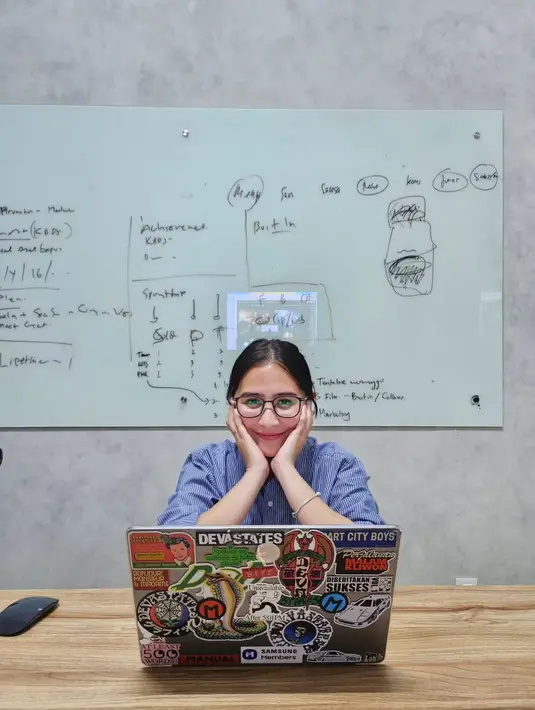 Melihat penampilan Prilly saat sedang meeting. Ia mengenakan kemeja biru bermotif garis dan kacamata yang memancarkan aura elegan yang tak berlebihan. [Foto: Instagram/prillylatuconsina96]