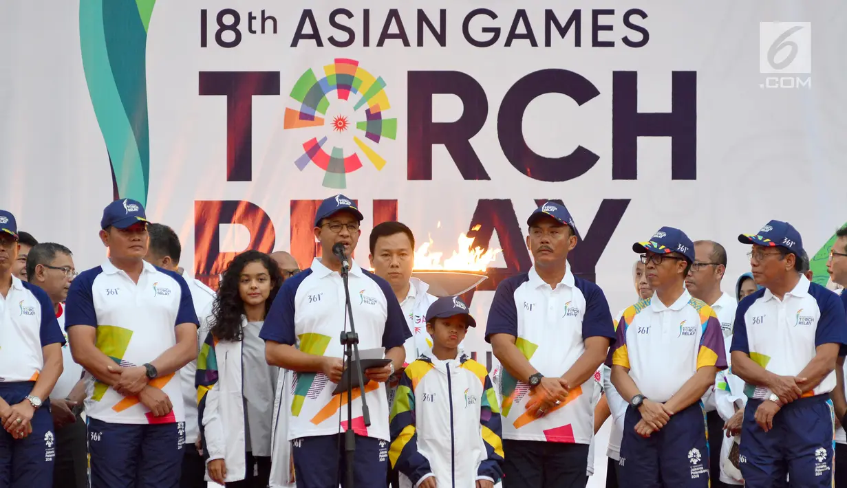 Gubernur DKI Jakarta, Anies Baswedan memberi sambutan usai Api Obor Asian Games 2018 tiba di Balai Kota, Jakarta, Rabu (15/8). (Liputan6.com/Fery Pradolo)