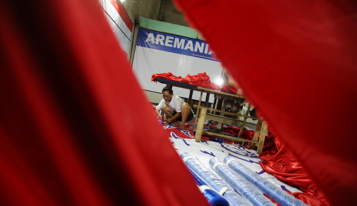 Aremania mengusung semangat kesatuan suporter untuk sepakbola Indonesia merancang dan membuat bendera Merah Putih terbesar di Dunia bertempat di Lapangan Futsal  Tangerang, Selasa (13/10/2015). (Bola.com/Nicklas Hanoatubun)