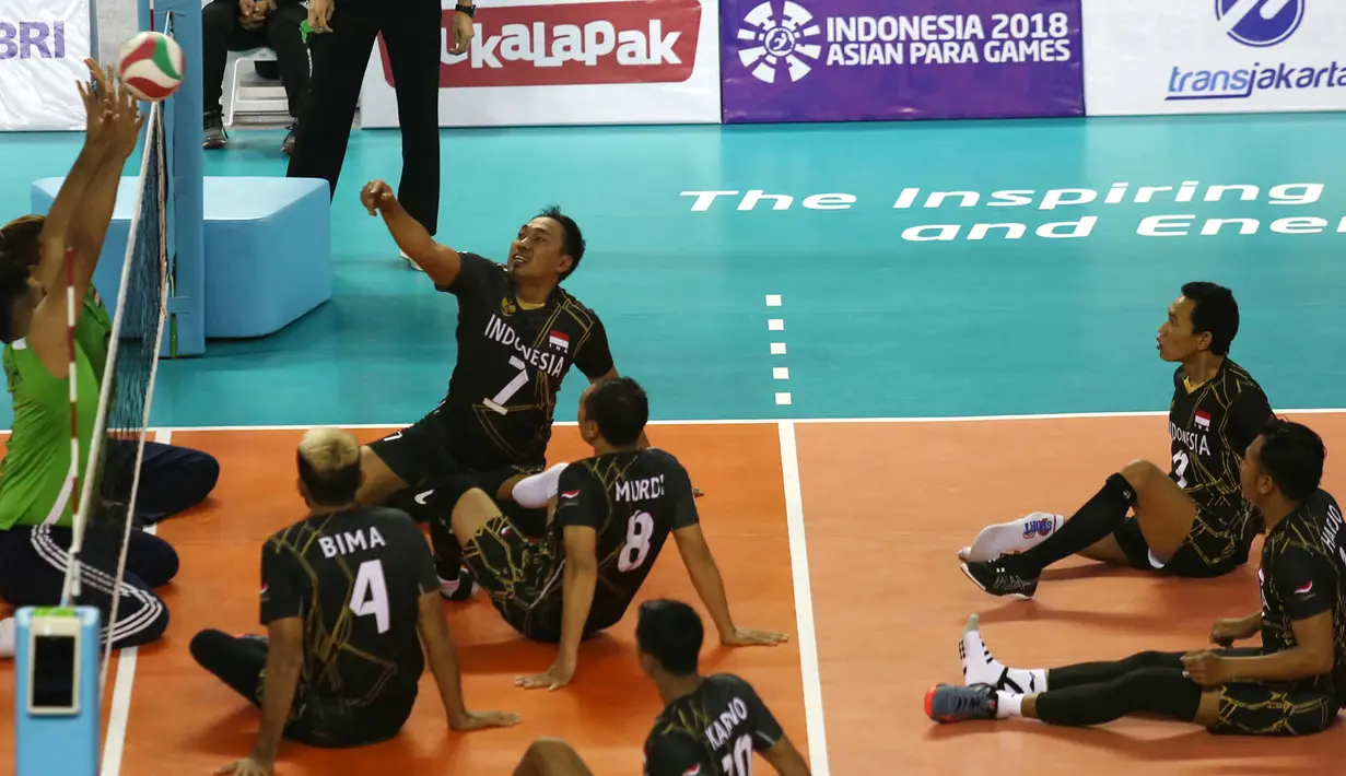Tim voli duduk putra Iraq menghadang smash pemain Indonesia saat berhadapan pada pertandingan Asian Para Games di GBK, Jakarta, Senin (8/10). Indonesia kalah dari Iraq dengan skor 25-11, 25-10, dan 25-10. (Merdeka.com/Imam Buhori)