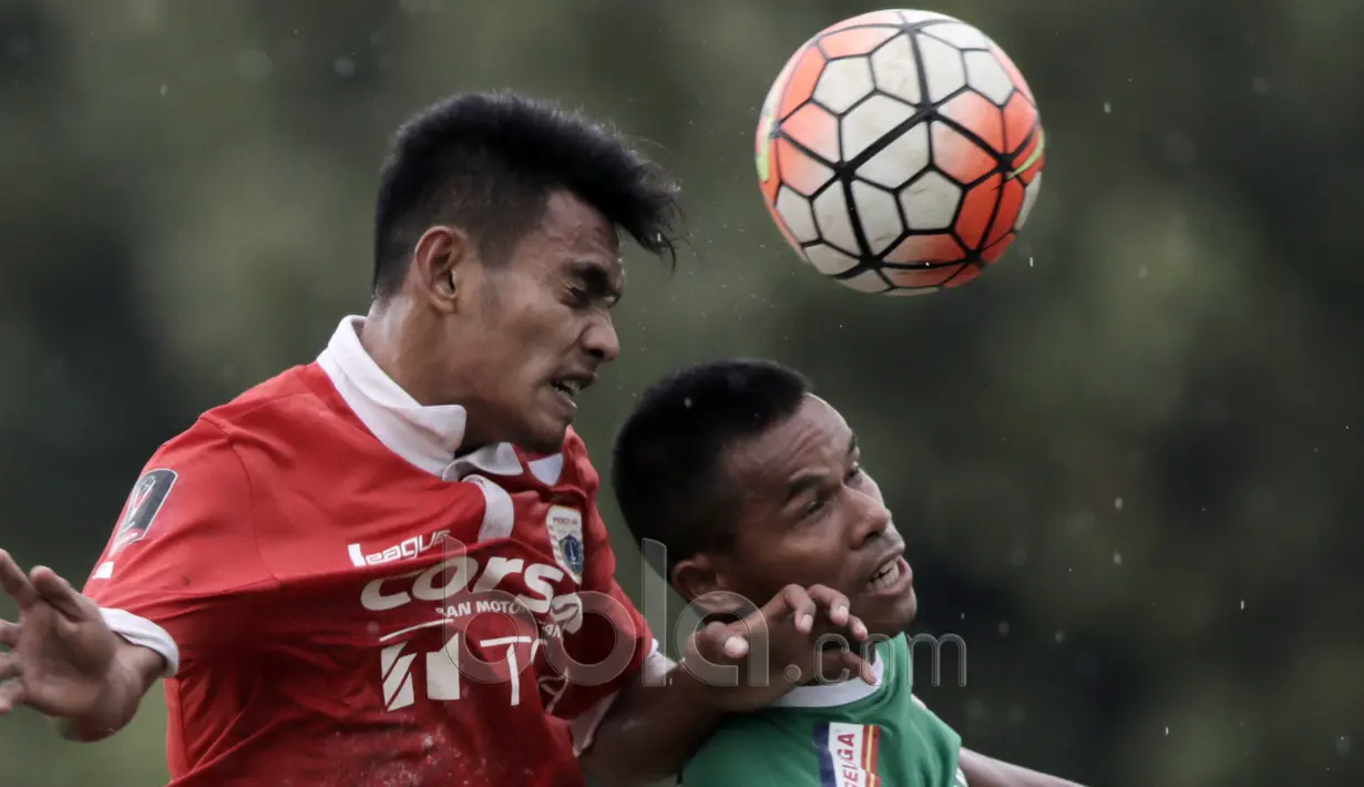 Duel pemain Persija Jakarta, Umanailo (kiri) dengan pemain PS TNI, Manahati Lestusen pada laga uji coba di GOR Ahmad Yani, Cilangkap, Minggu (9/4/2017). PS TNI bermain imbang lawan Persija. (Bola.com/Nicklas Hanoatubun)