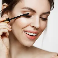 Panduan praktis untuk mengaplikasikan maskara anti-smudge agar bulu mata tetap rapi, bebas luntur, dan tahan seharian. (Foto: cookie studio/Freepik)