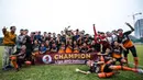 Para pemain Andy Sport merayakan gelar juara Ayo Tangerang 2019 setelah mengalahkan AMW Tangerang pada laga final di Stadion Mini Ciasuk, Tangerang, Sabtu (13/7). Andy Sport menang 3-1 atas AMW. (Ayo Tangerang)
