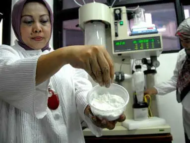 Seorang dosen menunjukkan santan berbentuk serbuk hasil penelitian dosen teknik kimia di Ubaya Surabaya, Senin (2/4). Santan berbentuk serbuk yang dalam pembuatannya menggunakan teknik spraydryer tersebut, memiliki keunggulan awet meski tanpa bahan pengawet, serta rendah lemak hingga 15% dari santan biasa. (Antara)