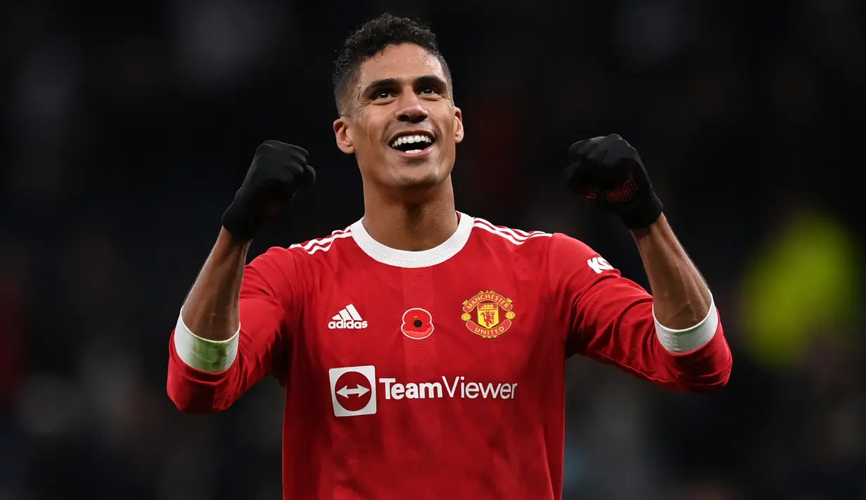 Raphael Varane - Bek tengah Manchester United harus absen membela Timnas Prancis di Kualifikasi Piala Dunia 2022. Varane menderita cedera hamstring dan harus absen dalam waktu yang cukup lama usai laga melawan Atalanta di Liga Champions. (AFP/Glyn Kirk)