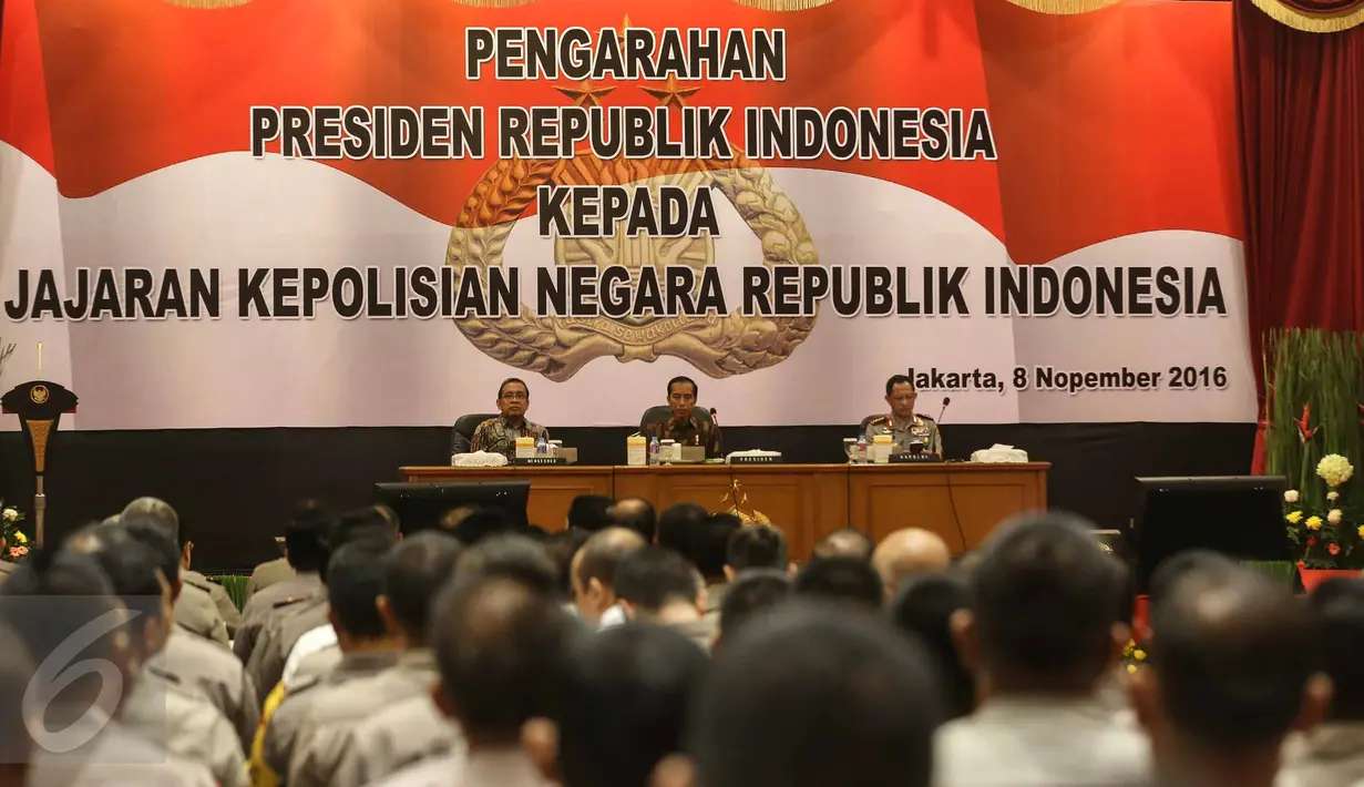 Presiden Jokowi (tengah) didampingi Mensesneg Pratikno bersiap memberikan arahan kepada jajaran Polri terkait pengamanan negara di Auditorium PTIK, Jakarta, Selasa (8/11). Jokowi meminta Polri tegas menegakkan hukum. (Liputan6.com/Faizal Fanani)