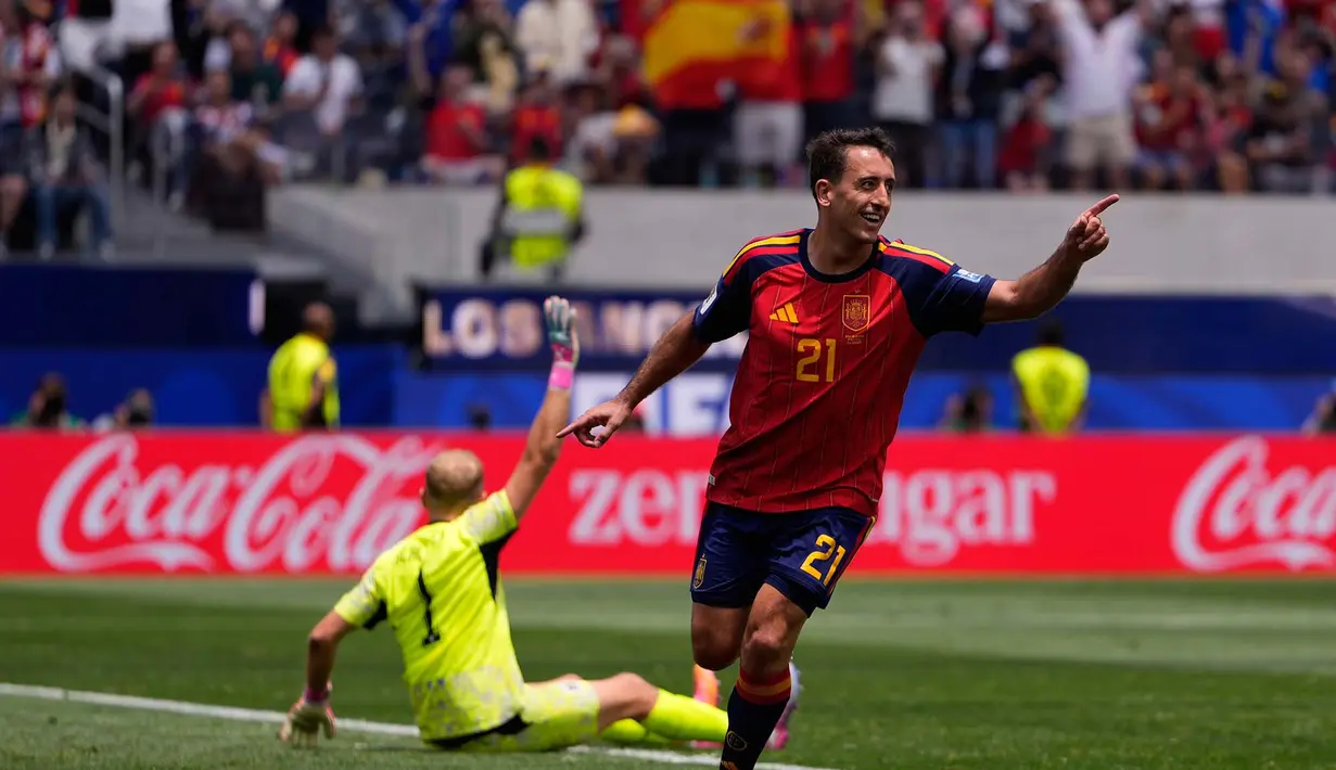 Pemain Spanyol Mikel Oyarzabal merayakan gol ketiga timnya melawan Austria selama pertandingan sepak bola babak 32 besar Piala Dunia di Inglewood, California, dekat Los Angeles, Kamis, (02/07/2006). (AP Photo/Mark J. Terrill)