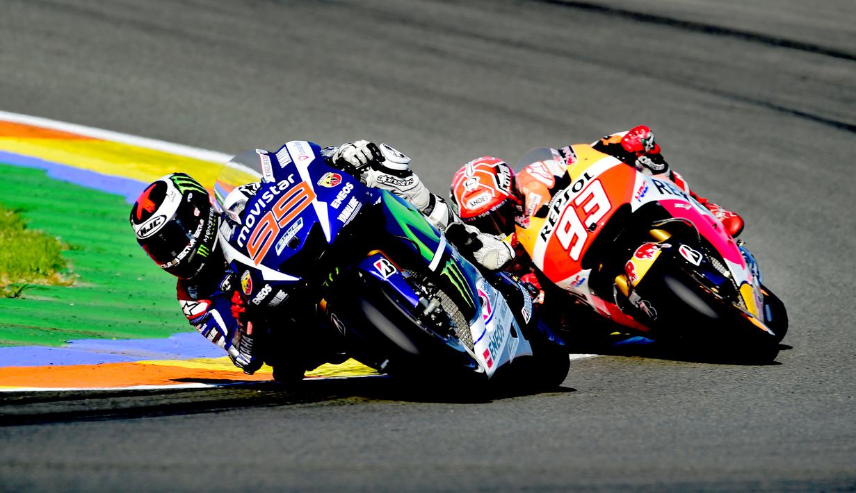 Jorge Lorenzo selalu dibayangi Marc Marquez sejak start di mulai dalam MotoGP Valencia di Sirkuit Ricardo Tormo, Valencia, Spanyol, (8/11/2015). (AFP Photo/Javier Soriano)