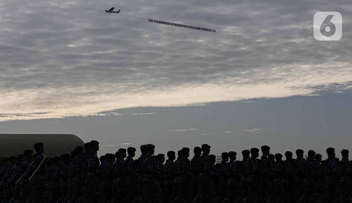 Pasukan TNI AU melakukan upacara memperingati hari ulang tahun (HUT) ke-77 di Lanud Halim Perdanakusuma, Jakarta, Kamis (6/4/2023). (Liputan6.com/Faizal Fanani)