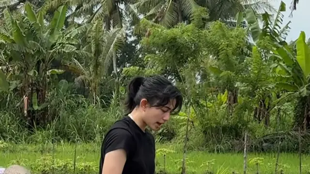 Dipuji Humble, 5 Potret Keseruan Sintya Marisca Olahraga Pagi dengan Bantu Petani Menanam Padi (credit: instagram.com/sintyamarisca)