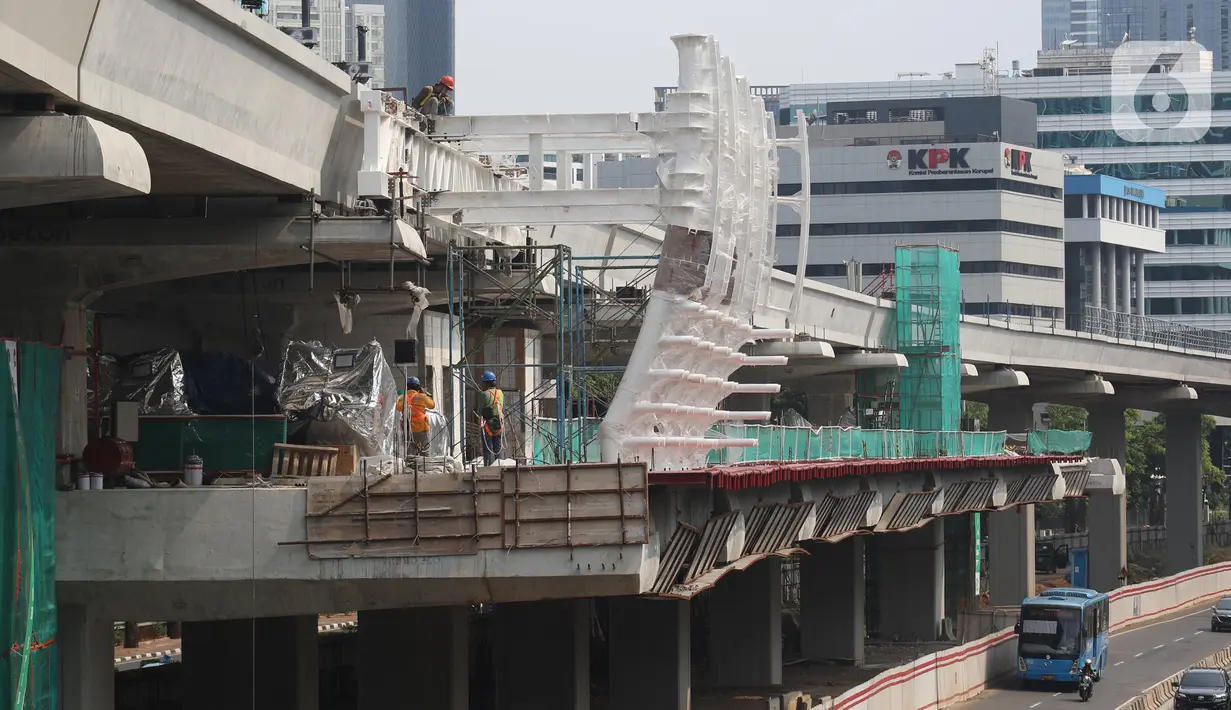 Pekerja melakukan aktivitas pembangunan dan pemasangan penyangga Stasiun LRT di Jalan HR Rasuna Said, Jakarta, Sabtu (30/11/2019). Per 22 November 2019, secara keseluruhan progres pembangunan Kereta Light Rapid Transit (LRT) sudah mencapai 67,56 persen. (Liputan6.com/Helmi Fithriansyah)