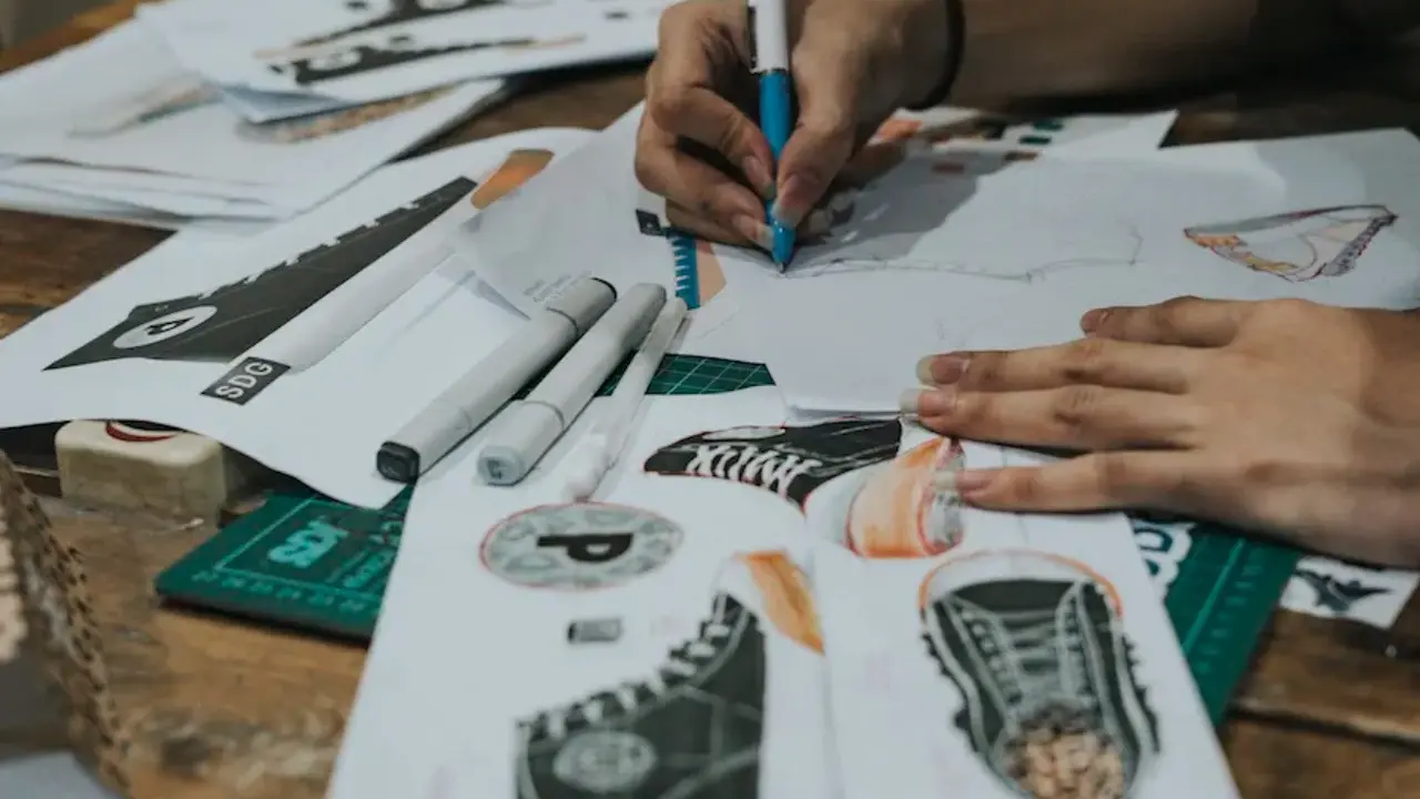 Proses pembuatan desain sepatu dari brand lokal asal Bandung/bro.do