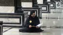 Umat muslim bertadarus Alquran di Masjid Kubah Emas, Depok, Jawa Barat, Jumat (16/4/2021). Bulan suci Ramadhan dimanfaatkan umat muslim untuk memperbanyak amalan dan ibadah di antaranya sholat sunah, zikir, dan tadarus Alquran.
(merdeka.com/ Arie Basuki)