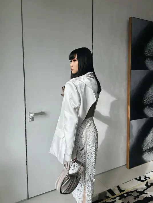 Atasan tersebut dipadukan dengan double-layered mesh midi skirt warna senada. [@isyanasarasvati]