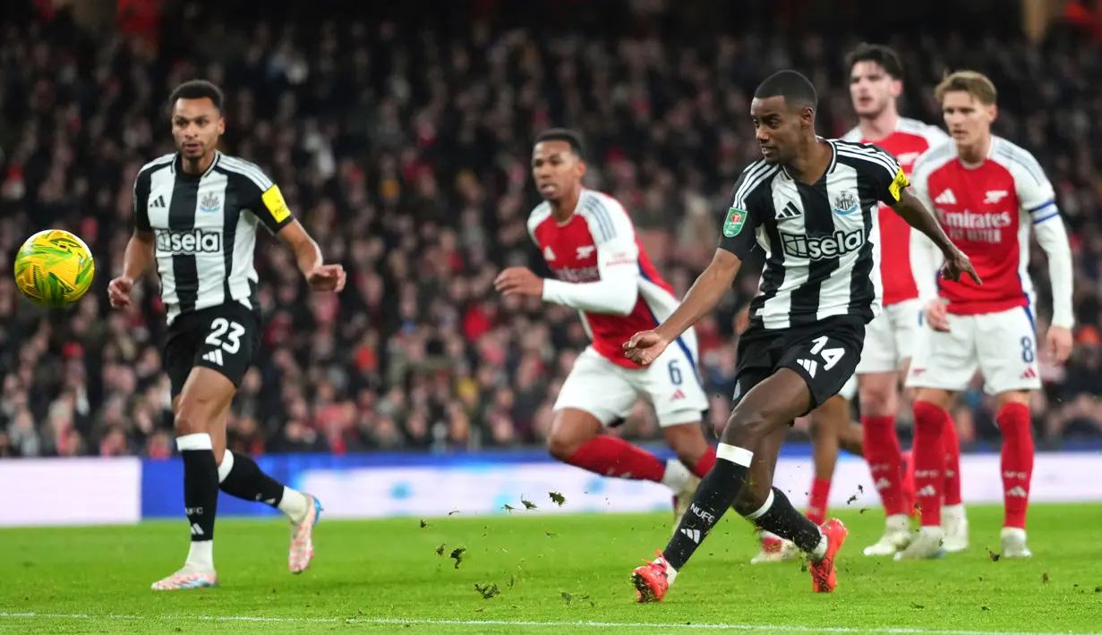 Newcastle yang memang sedang on fire di Premier League, kini melanjutkan tren positif di ajang Carabao Cup. The Magpies menang dua gol tanpa balas. (AP Photo/Kirsty Wigglesworth)