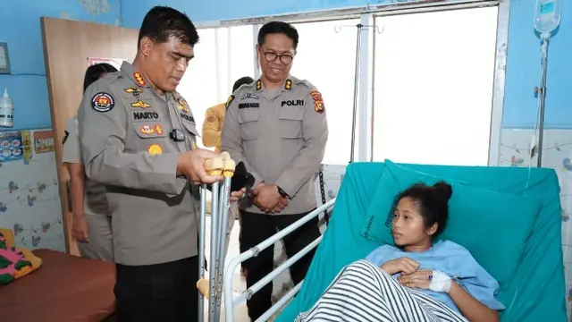 Kabid Humas Polda Riau Kombes Sunarto memberikan banuan tongkat kepada remaja patah tulang kaki di Rumah Sakit Bhayangkara.