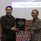 Zakaria Halim, Corporate President Office EVP PT Mandiri Utama Finance (kiri) menerima cinderamata yang diberikan oleh Kepala Pusdiklat APU-PPT PPATK Akhyar Effendi di Pusdiklat APU-PPT PPATK, Depok, Jawa Barat pada Selasa (6/8).