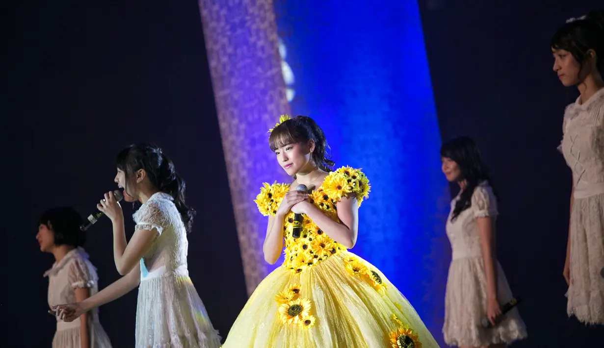 Dalam ajang Mom and Kids Awards 2016, JKT48 grup yang tidak mau disebut girlband itu menyabet penghargaan sebagai Penyanyi Idola Kesayangan. Mengalahkan penyanyi pesohor Tanah Air.  (Adrian Putra/Bintang.com)