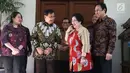Ketua Umum Partai Gerindra Parbowo Subianto (dua kiri) berbincang dengan Ketua Umum PDIP Megawati Soekarnoputri saat berkunjung ke kediaman Megawati di Jalan Teuku Umar, Jakarta, Rabu (24/7/2019). Dalam pertemuan tersebut juga terlihat anak Megawati, Puan Maharani. (Liputan6.com/Helmi Fithriansyah)