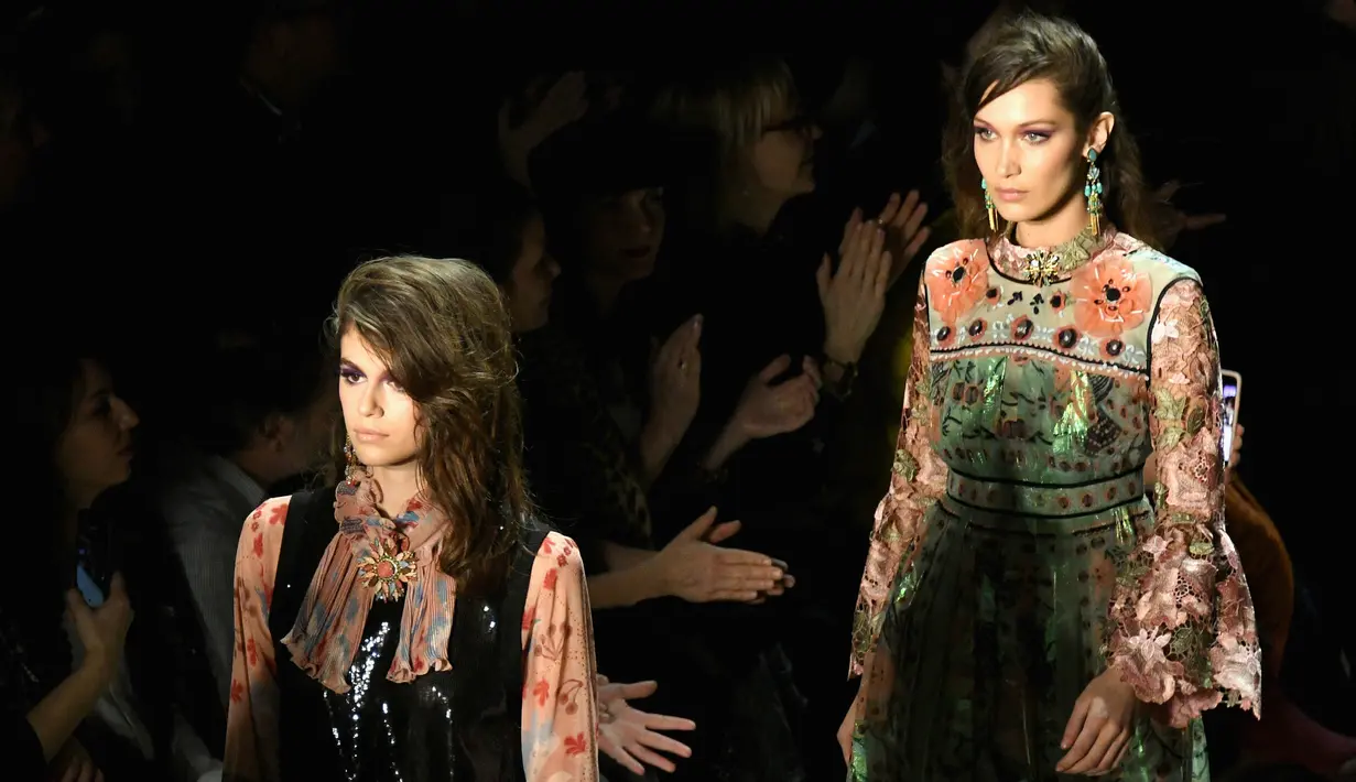 Model AS Bella Hadid bersama model lainnya berjalan di atas catwalk membawakan rancangan Anna Sui dalam New York Fashion Week, New York (12/2). (Mike Coppola/Getty Images/AFP)