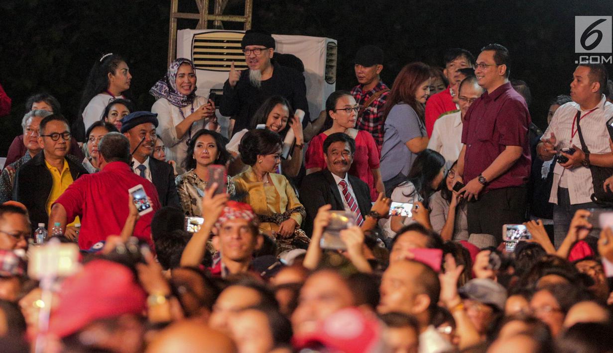 Gubernur DKI Jakarta, Djarot Saiful Hidayat bersama istri dan Ketua DPRD DKI Jakarta, Prasetyo Edi Marsudi saat menyaksikan acara Kaleidoskop dan Terima Kasih Gubernur 2012-2017, di Lapangan Banteng, Jakarta, Sabtu (14/10). (Liputan6.com/Faizal Fanani)