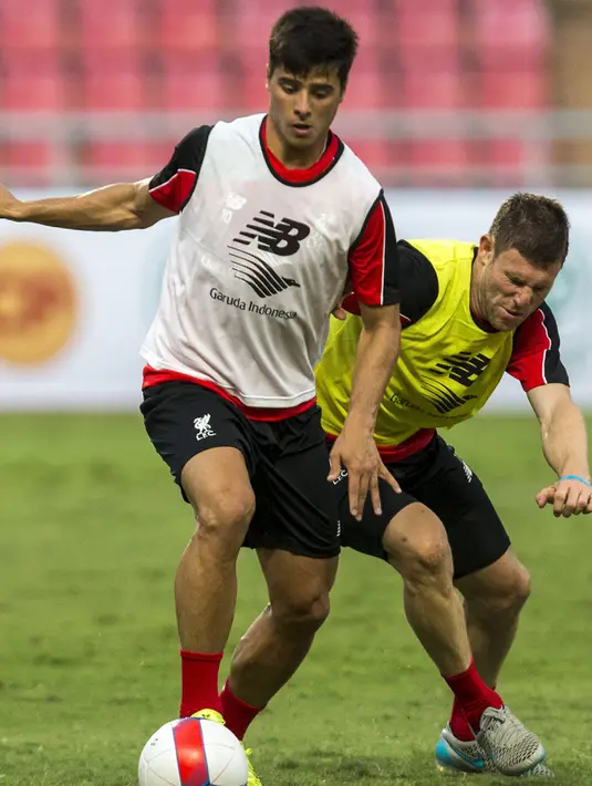 Joao Carlos Teixeira (kiri) dihadang oleh James Milner saat sesi latihan di Stadion Nasional Bangkok , Thailand, Senin (13/7/2015). Liverpool akan bertanding dengan tim All Stars Thailand di Stadion Rajamangala malam ini. (REUTERS/Athit Perawongmetha)