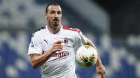 Pemain AC Milan Zlatan Ibrahimovic berlari sambil membawa bola saat menghadapi Sassuolo pada pertandingan Serie A Italia di Stadion Mapei, Reggio Emilia, Italia, Selasa (21/7/2020). AC Milan menang 2-1 sekaligus menggeser posisi AS Roma dari posisi lima klasemen. (Spada/LaPresse via AP)