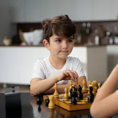 Seiring bertambahnya usia, anak mulai dihadapkan pada lebih banyak pilihan dalam kehidupan sehari-hari. Di rentang usia 7–12 tahun, mereka belajar menentukan sikap dalam pertemanan, mengatur waktu belajar, menggunakan uang saku, hingga menyelesaikan konflik kecil.  (foto/dok: freepik)