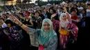 Wanita muslim Malaysia berpakaian tradisional Jepang, Yukata, menari selama Festival Bon Odori di Shah Alam, Malaysia, 22 Juli 2017. Festival ini merupakan tradisi yang diadakan untuk memperingati arwah leluhur. (AP Photo/Daniel Chan)