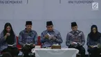 Ketua Umum Partai Demokrat Susilo Bambang Yudhoyono didampingi dua putra dan menantunya dalam acara malam kontemplasi di Pendopo Puri Cikeas, Bogor, Senin (9/9/2019). Acara untuk memperingati HUT ke-18 Partai Demokrat, hari lahir SBY dan 100 hari kepergian Ani Yudhoyono. (Liputan6.com/Faizal Fanani)