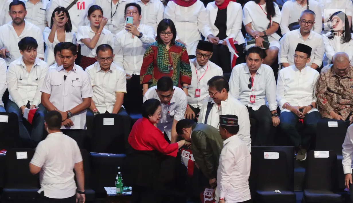 Ketua Umum PDI-P, Megawati Soekarnoputri (tengah) saat tiba di panggung kehormatan untuk menyaksikan pidato Visi Indonesia yang akan disampaikan Presiden/Wakil Presiden terpilih 2019-2024, Joko Widodo dan KH Ma’ruf Amin di SICC, Kab Bogor, Minggu (14/7/2019). (Liputan6.com/Helmi Fithriansyah)