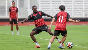 Pemain Persija Jakarta, Allano Lima (kiri) melakukan latihan resmi menjelang laga BRI Super League 2025/2026 melawan Persijap Jepara di Stadion Madya, Senayan, Jakarta, Jumat (02/01/2026). (Bola.com/Abdul Aziz)