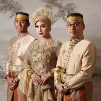 Berbalut busana khas Bugis, tampilan keluarga Marini Zumarnis curi atensi.