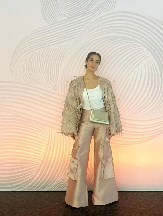 Di malam terakhir, Marsha Timothy juga tampil di show Dewi Fashion Knight. Ia tampil menawan mengenakan tank top putih, dipadu outer unik rancangan Hian Tjen, dan wide trouser dengan kantung yang bernuansa cokelat senada. [Foto: Instagram/marshatimothy]