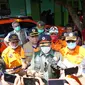 Kepala BNPB Letjen TNI Suharyanto tengah memberikan penjelasan di depan wartawan dalam kunjungannya di blok terdampak banjir Dayeuhandap, Kecamatan Garut Kota, Garut, Jawa Barat. (Liputan6.com/Jayadi Supriadin)