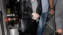 Jennifer Lawrence menggunakan gaya cewek keren dengan jeans hitam dan jaket kulit motornya. Ia menambahkan beanie yang membuatnya terlihat semakin keren. (www.huffingtonpost.co.uk)