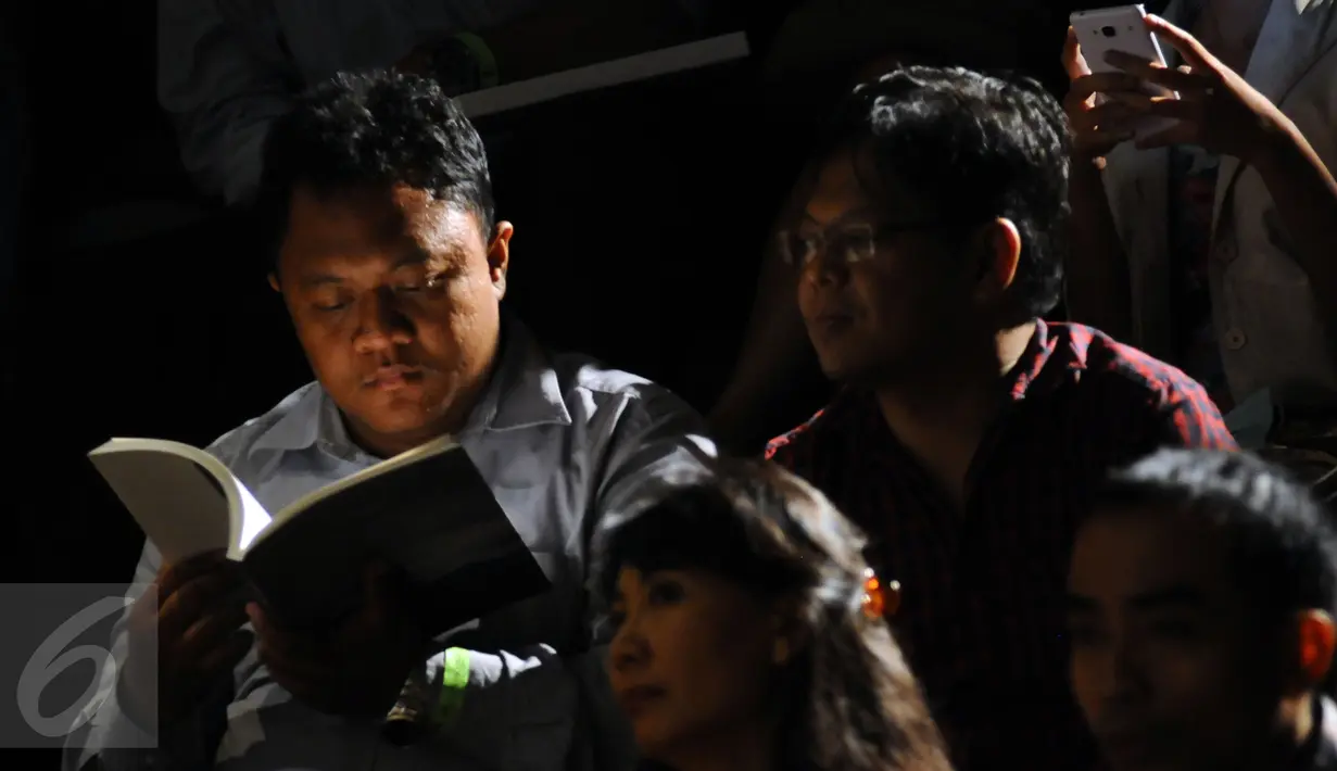 Salah satu pengunjung melihat-lihat isi buku karya para pewarta foto yang tergabung dalam 1000 kata saat bincang buku #iniNegriku di Galeri Indonesia Kaya, Jakarta, Rabu (13/1/2016). (Liputan6.com/Helmi Fithriansyah)