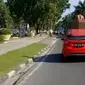 Pria telanjang diduga orang gila naik ke atas mobil yang dikendarai dokter di Jalan Jenderal Sudirman, Pekanbaru. (Liputan6.com/M Syukur)