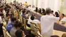 Presiden Jokowi menyimak penjelasan dari salah satu pelaku bisnis industri kopi Tanah Air saat Ngopi Sore di Istana Bogor, Jawa Barat, Minggu (1/10). (Liputan6.com/Angga Yuniar)