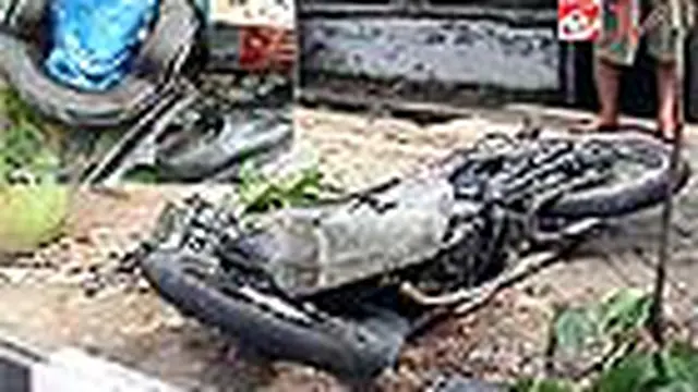 Seorang pengendara sepeda motor tewas di tempat setelah akibat tersambar kereta api di kawasan Kebayoran Lama, Jaksel. Diduga, korban tidak mendengar suara kereta yang akan lewat. 