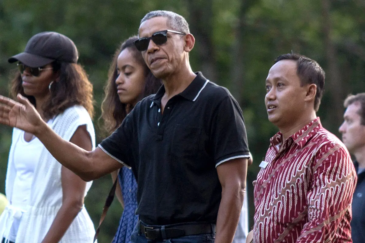 Mantan Presiden AS, Barack Obama dan rombongan menyapa para pengunjung lainnya saat berwisata di Candi Borobudur di Magelang, Jawa Tengah, Indonesia, (28/6). (AP Photo / Slamet Riyadi)