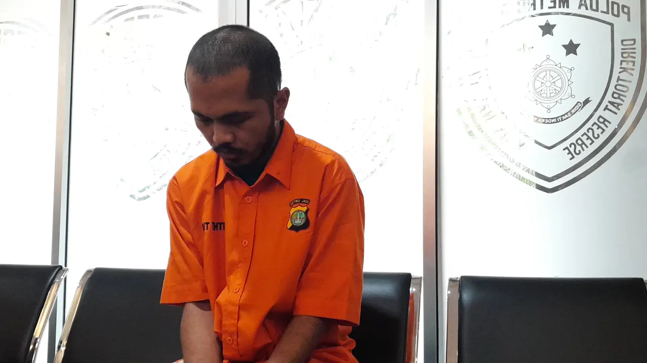 Tersangka pemutilasi Angela Hindriati (54), Ecky alias MEL pertama kali muncul ke hadapan publik.
