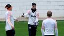 Pemain Valencia Carlos Soler (tengah) memegang bola saat sesi latihan di Paterna Sports City, Paterna, Spanyol, Selasa (18/2/2020). Valencia akan menghadapi Atalanta pada leg pertama babak 16 besar Liga Champions di San Siro, 20 Februari 2020 dini hari WIB. (JOSE JORDAN/AFP)